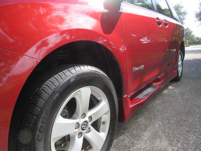 2020 Toyota Sienna LE Mobility 7-Passenger