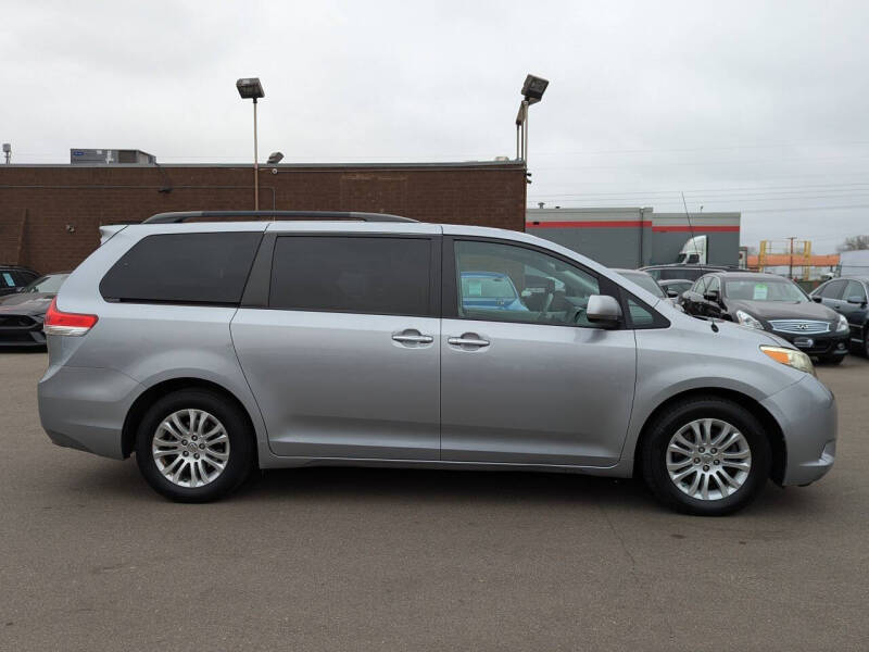 2014 Toyota Sienna XLE 7-Passenger Auto Access Seat