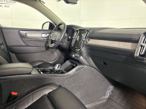 2024 Volvo XC40 B5 Ultimate Dark Theme