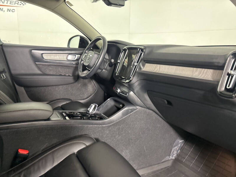 2024 Volvo XC40 B5 Ultimate Dark Theme