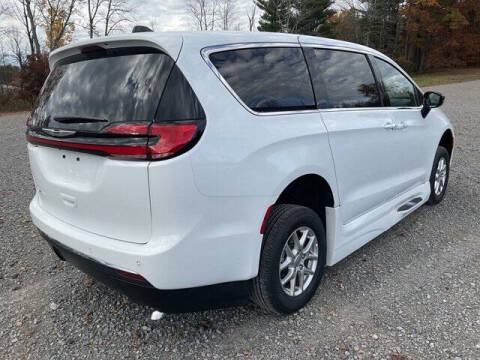 2024 Chrysler Pacifica Touring