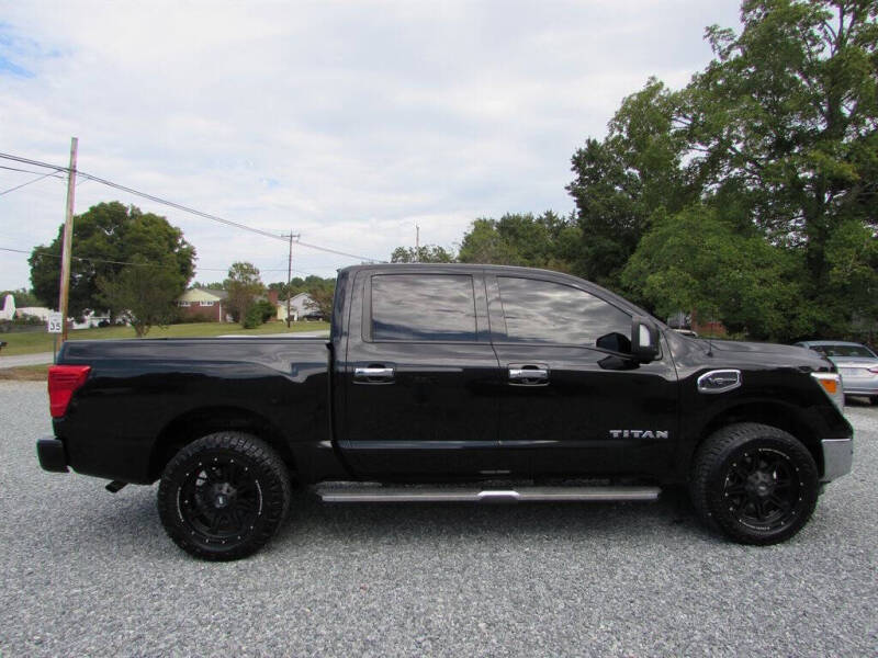 2017 Nissan Titan SV