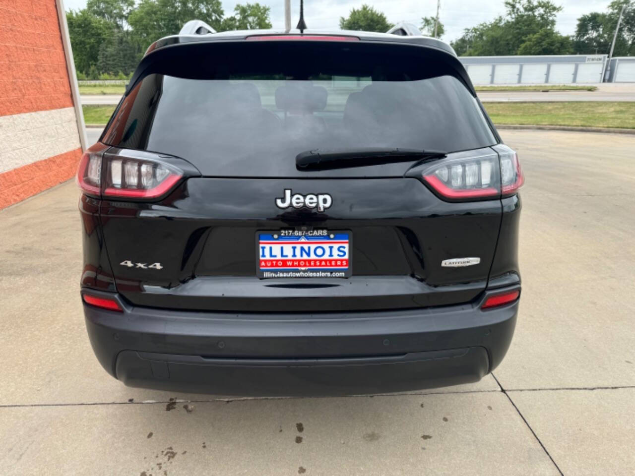 2019 Jeep Cherokee for sale at Illinois Auto Wholesalers in Tolono, IL