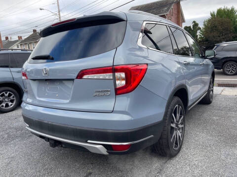 2022 Honda Pilot Touring w/Rear Captain's Chairs