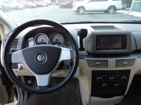 2010 Volkswagen Routan SE