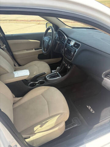 2013 Chrysler 200 LX