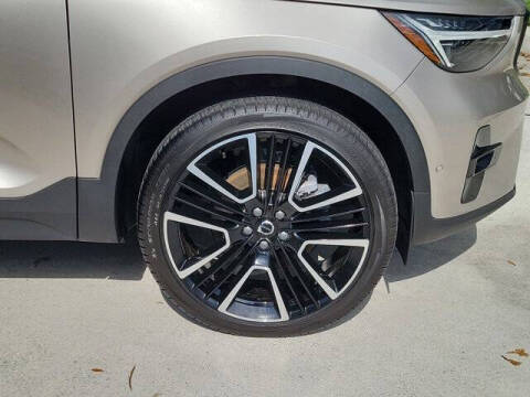 2024 Volvo XC40 B5 Ultimate Dark Theme