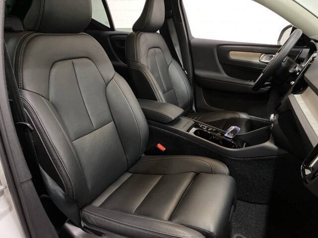 2025 Volvo XC40 B5 Plus Dark Theme