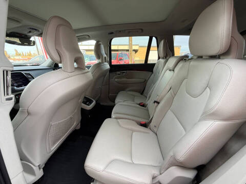 2017 Volvo XC90 T6 Momentum