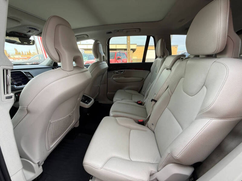 2017 Volvo XC90 T6 Momentum