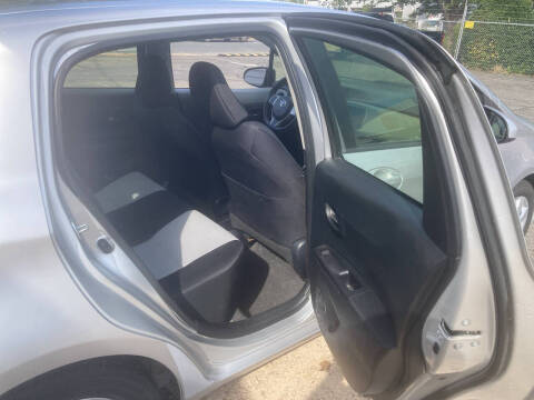 2013 Toyota Yaris 5-Door LE