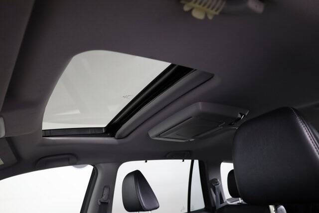 2019 Honda Pilot Touring w/Rear Captain's Chairs