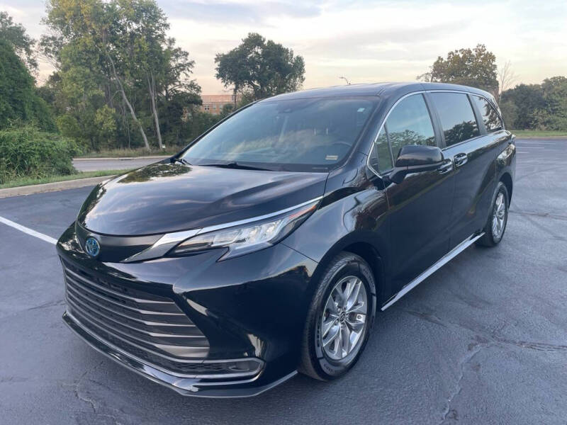 2022 Toyota Sienna LE's photo