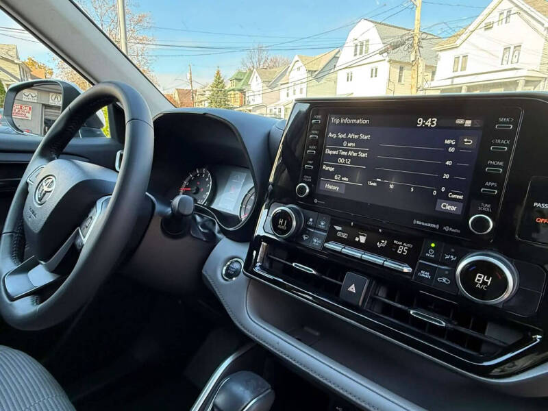 2022 Toyota Highlander LE