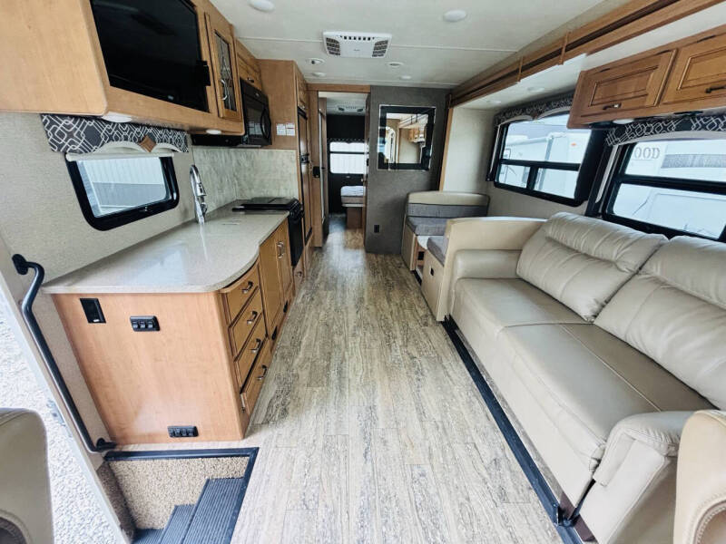 2017 Thor Motor Coach Hurricane 31S