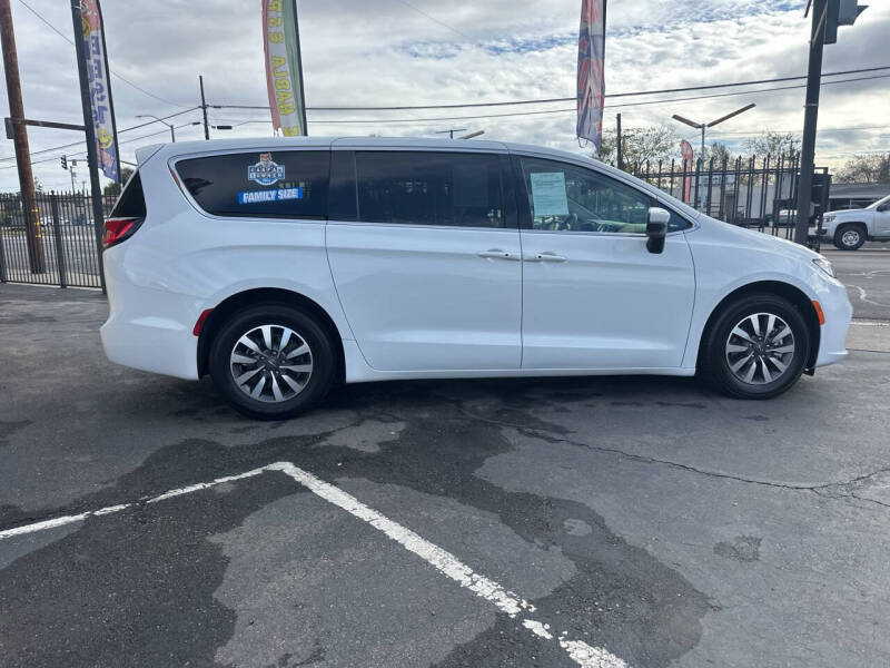 2023 Chrysler Pacifica Plug-In Hybrid Touring L