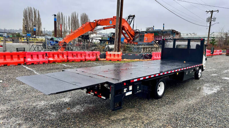 2015 Isuzu NRR  23' Flatbed + Lift Gate