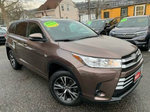 2018 Toyota Highlander for sale at Auto Universe Inc. in Paterson NJ