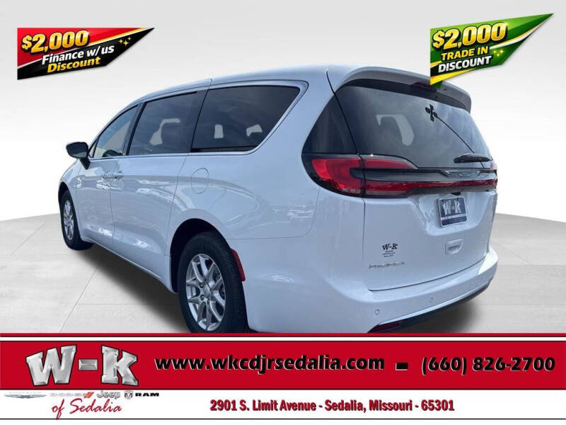 2027 Chrysler Pacifica Select