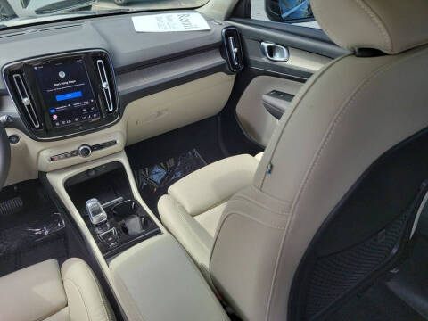 2023 Volvo XC40 B5 Plus Bright Theme