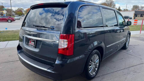 2013 Chrysler Town and Country Touring-L