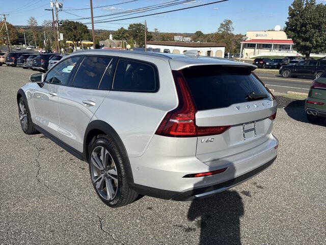 2025 Volvo V60 Cross Country B5 Plus