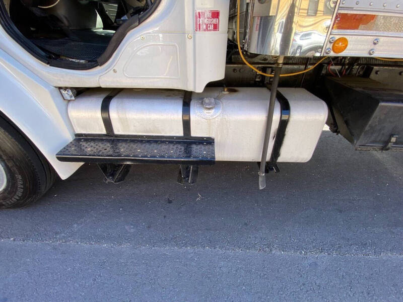 2005 Freightliner M2 106