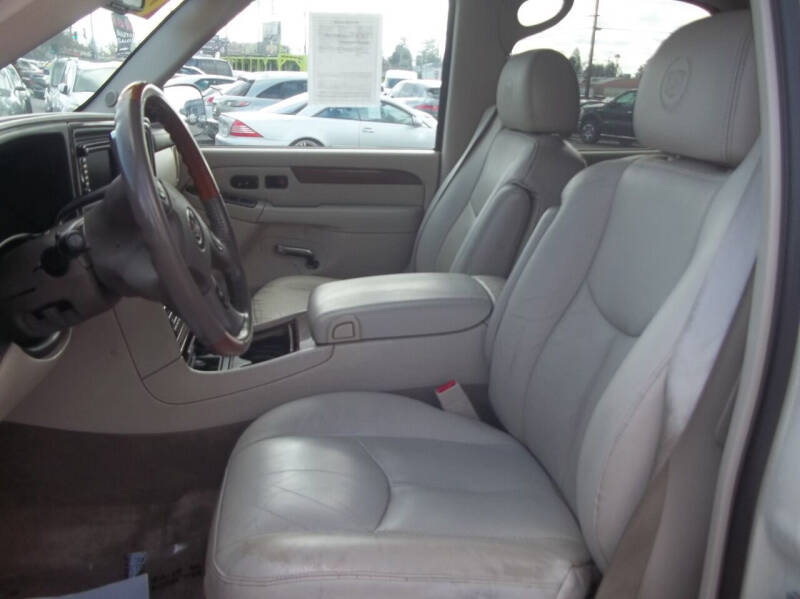 2004 Cadillac Escalade Base photo 19