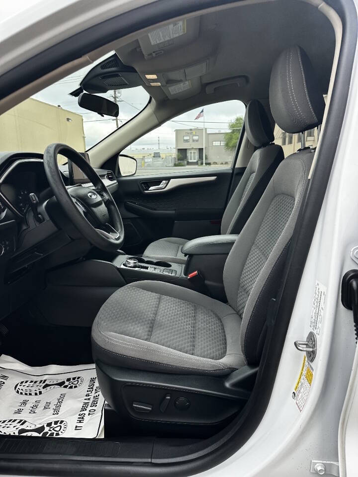 White 2020 Ford Escape SE SE 4dr SUV 6