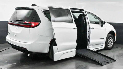 2025 Chrysler Pacifica Select