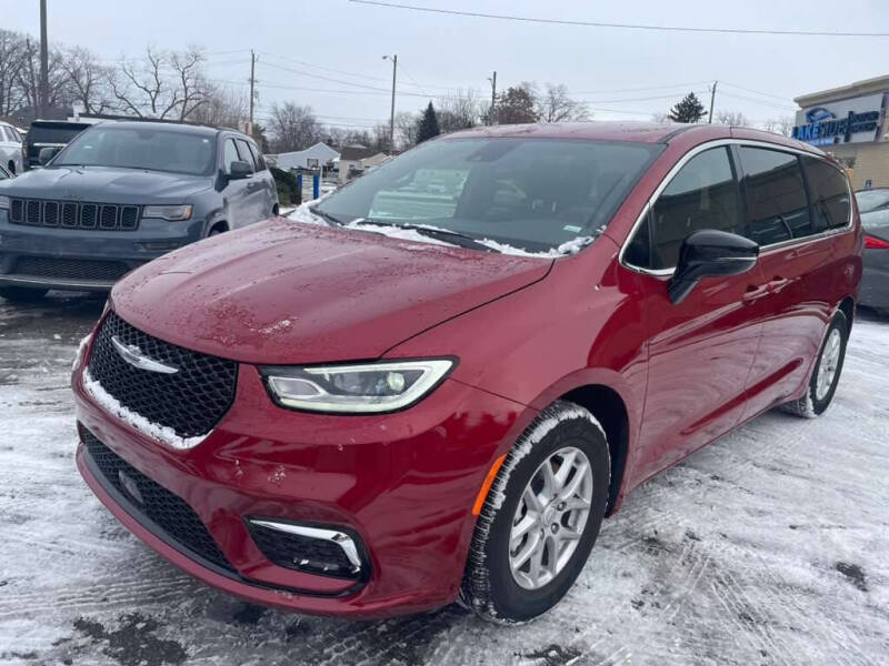 2026 Chrysler Pacifica Select's photo