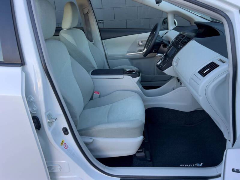 2014 Toyota Prius v Three