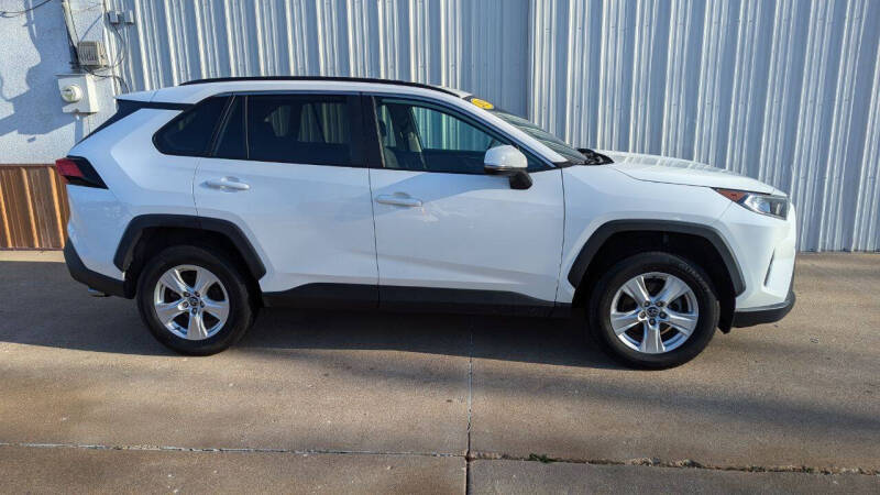 2021 Toyota RAV4 XLE's photo