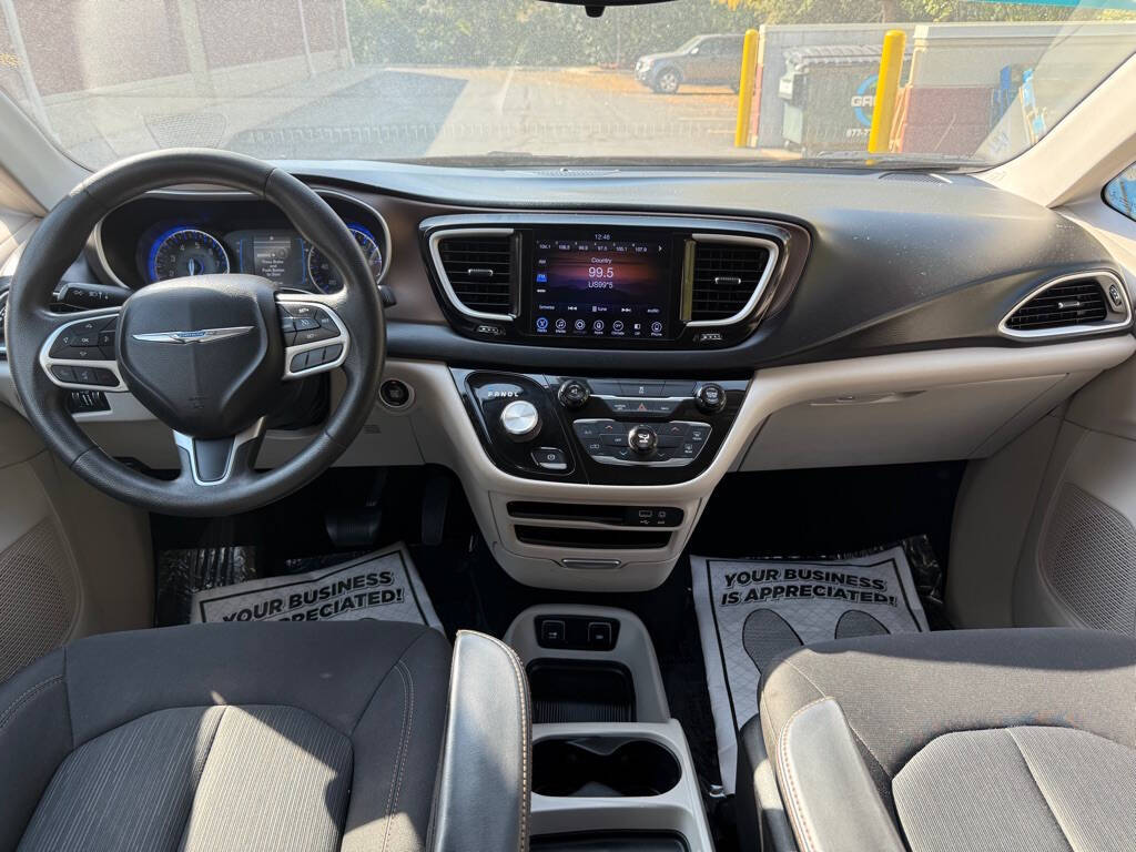 2017 Chrysler Pacifica for sale at Deals & Trades in Aurora, IL