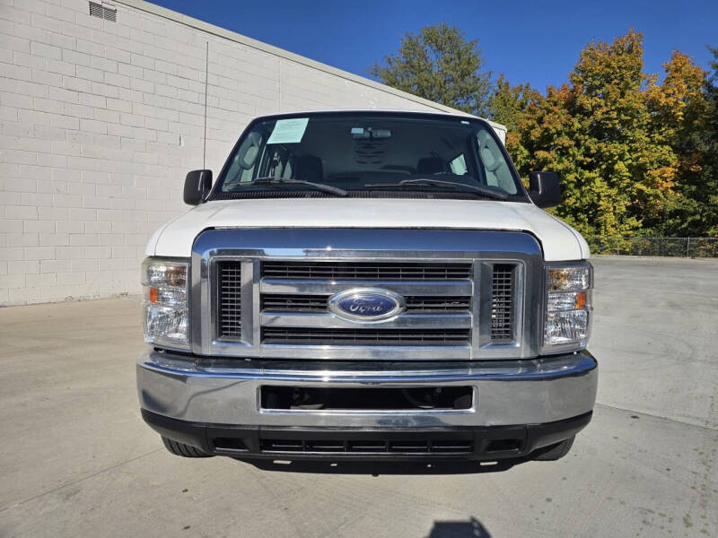 2013 Ford E-Series Econoline Wagon XLT photo 8