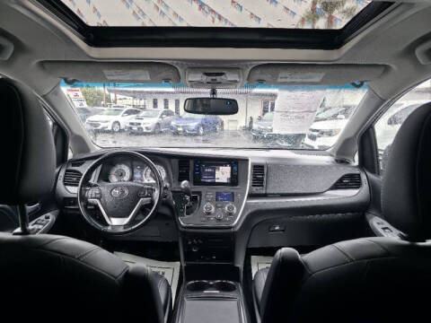 2016 Toyota Sienna SE 8-Passenger