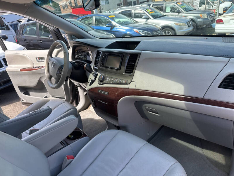 2014 Toyota Sienna XLE 7-Passenger