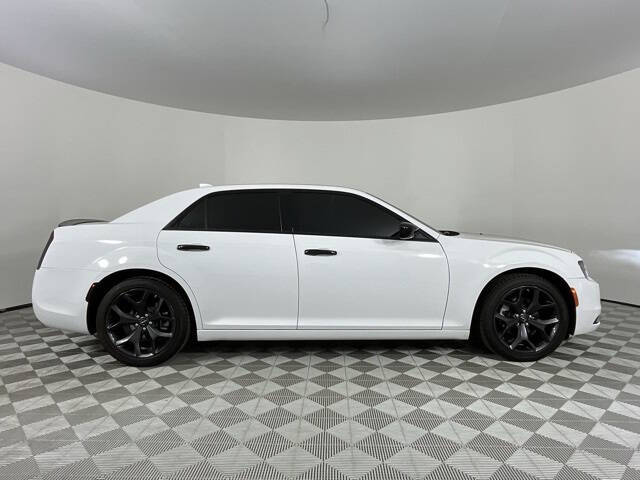 2023 Chrysler 300 Touring photo 5