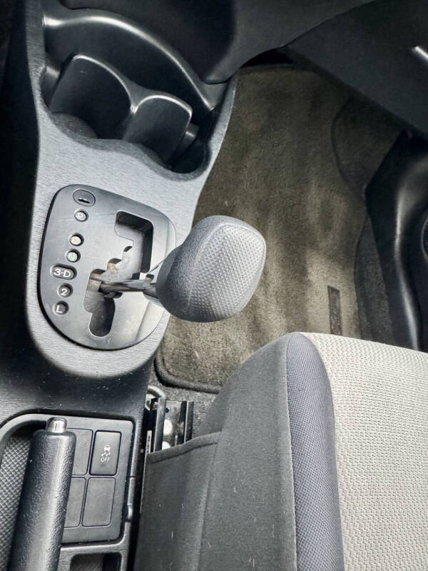 2013 Toyota Yaris 5-Door LE