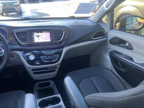 2022 Chrysler Voyager LX