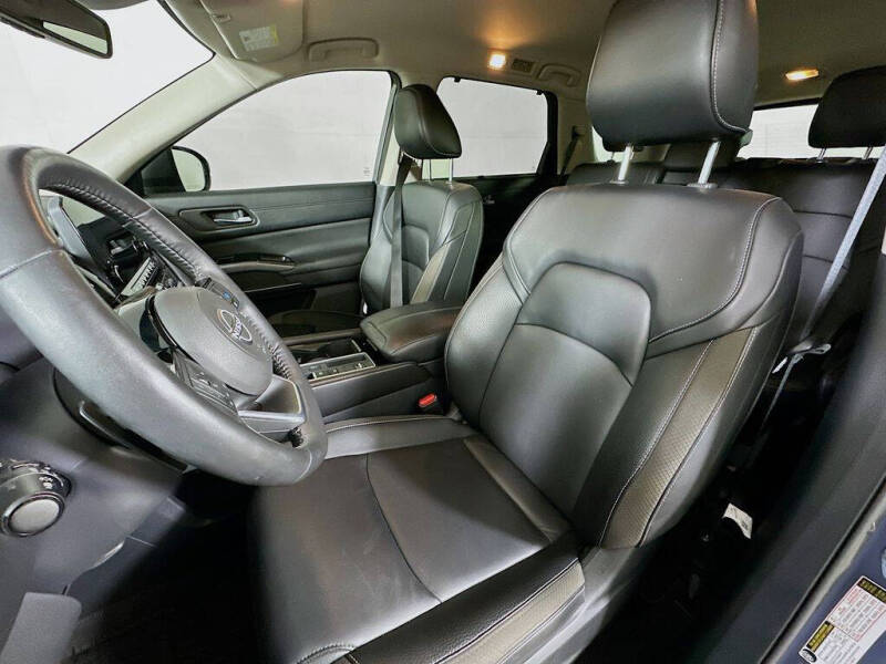 2024 Nissan Pathfinder SL
