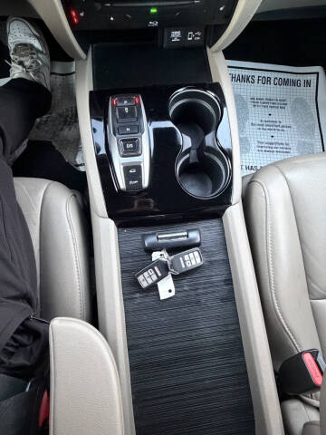 2021 Honda Pilot Touring w/Rear Captain's Chairs