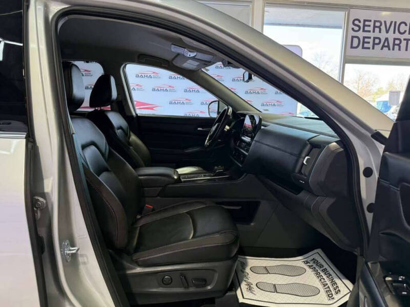 2025 Nissan Pathfinder SL