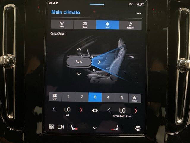 2025 Volvo XC40 B5 Core Bright Theme