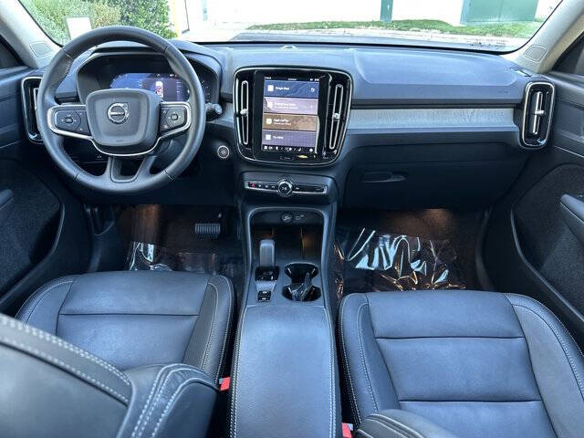 2025 Volvo XC40 B5 Core Bright Theme