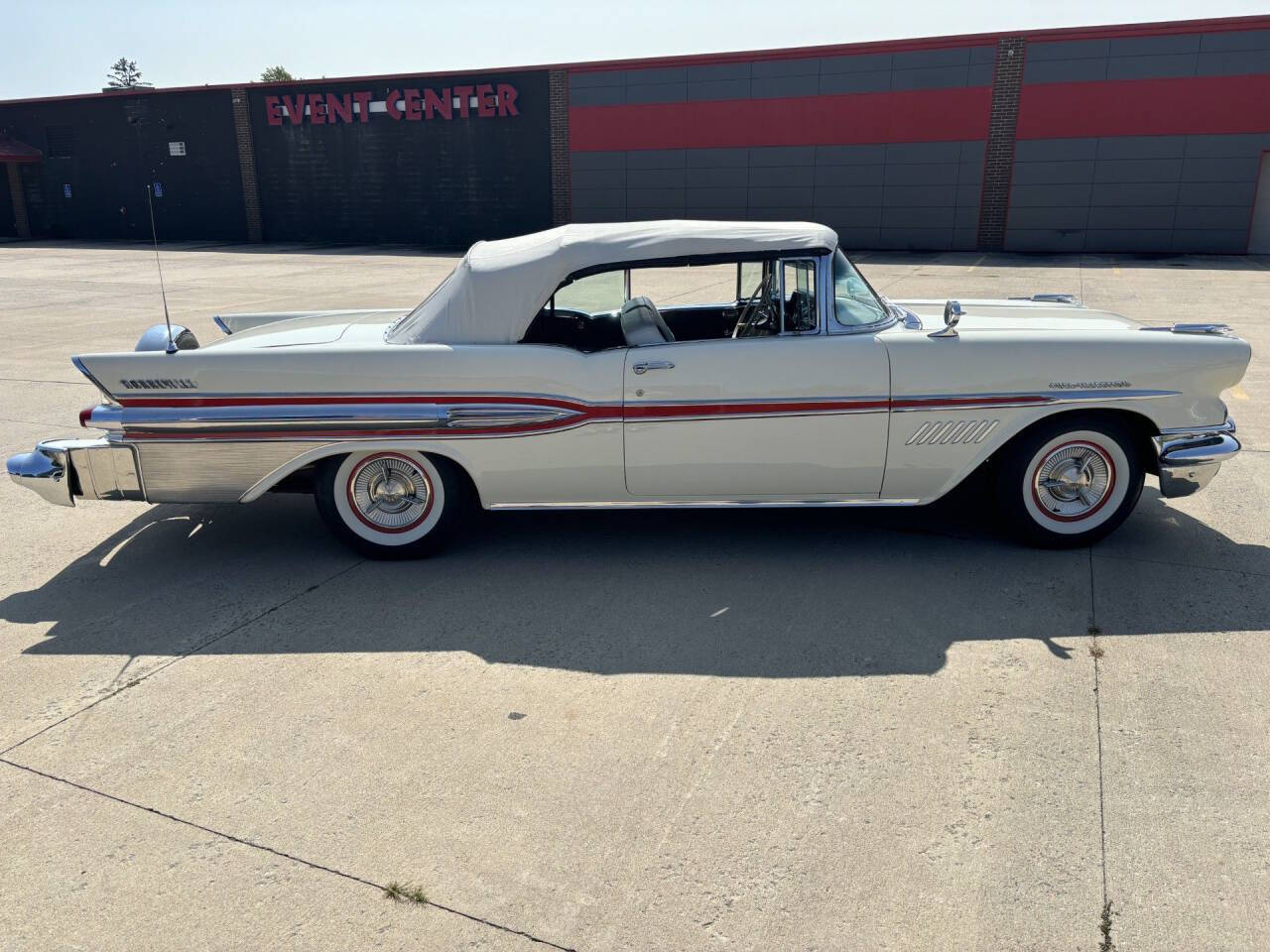 1957 Pontiac Bonneville 8