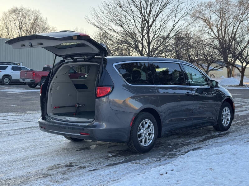 2022 Chrysler Voyager LX