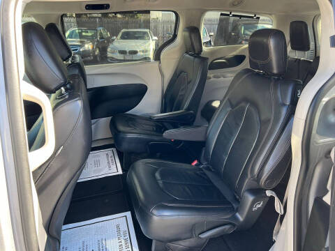 2017 Chrysler Pacifica Touring-L