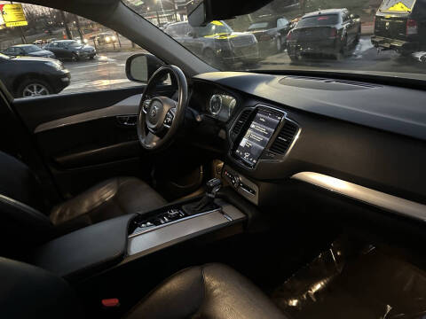 2016 Volvo XC90 T6 Momentum