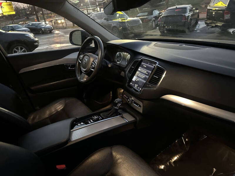 2016 Volvo XC90 T6 Momentum